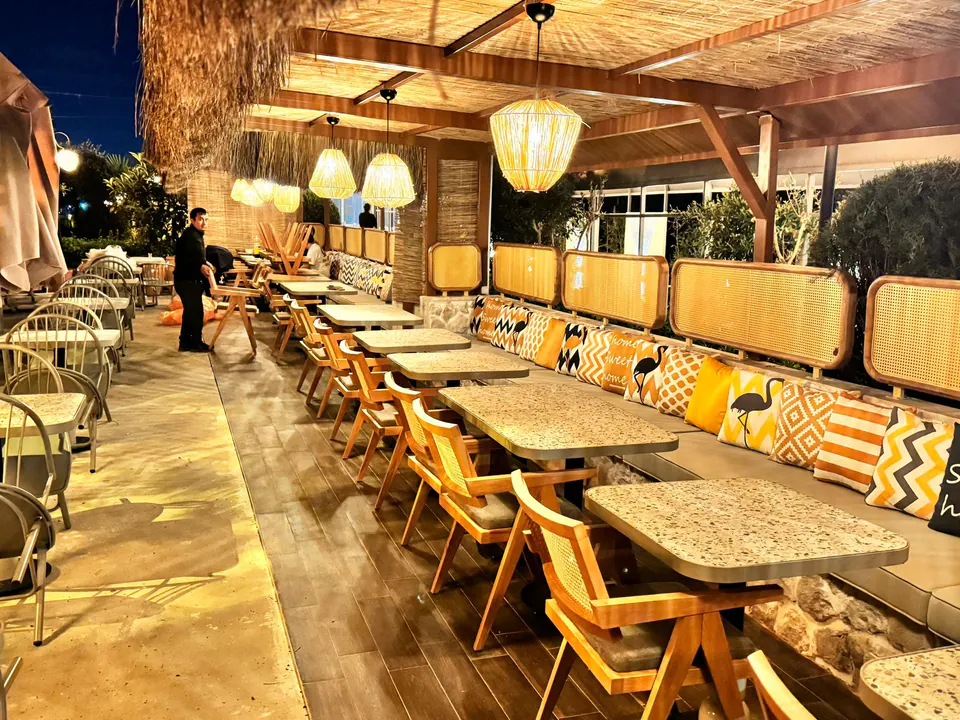 Akşam ışıklarıyla rattan avizeli teras
